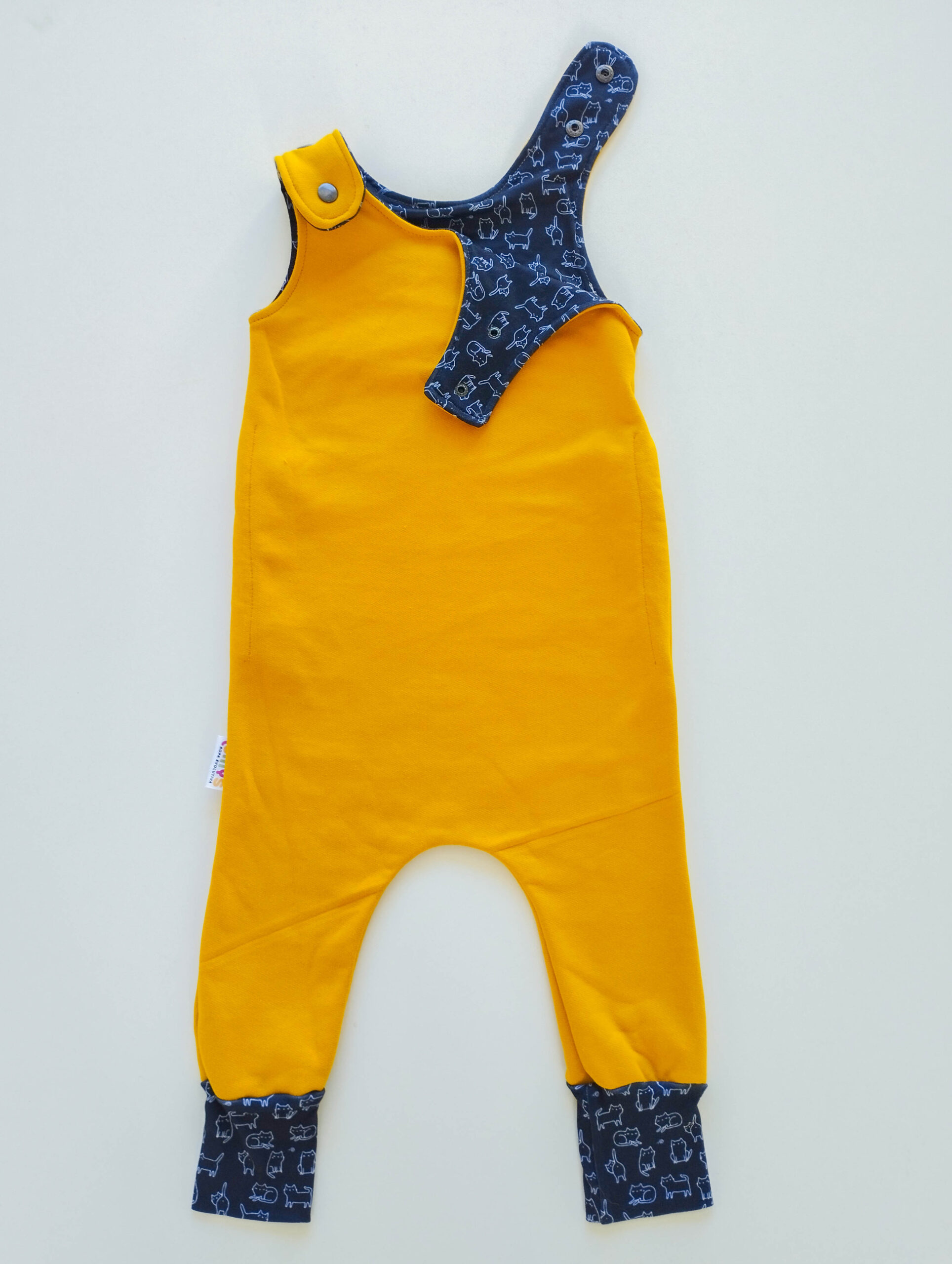 amarillo con gatitos